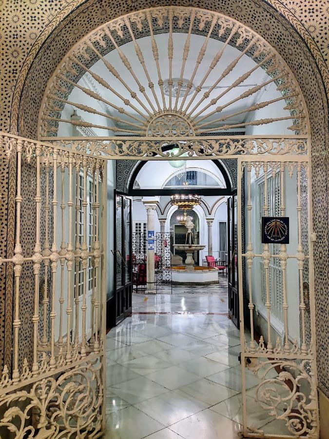 Simon Hotel *