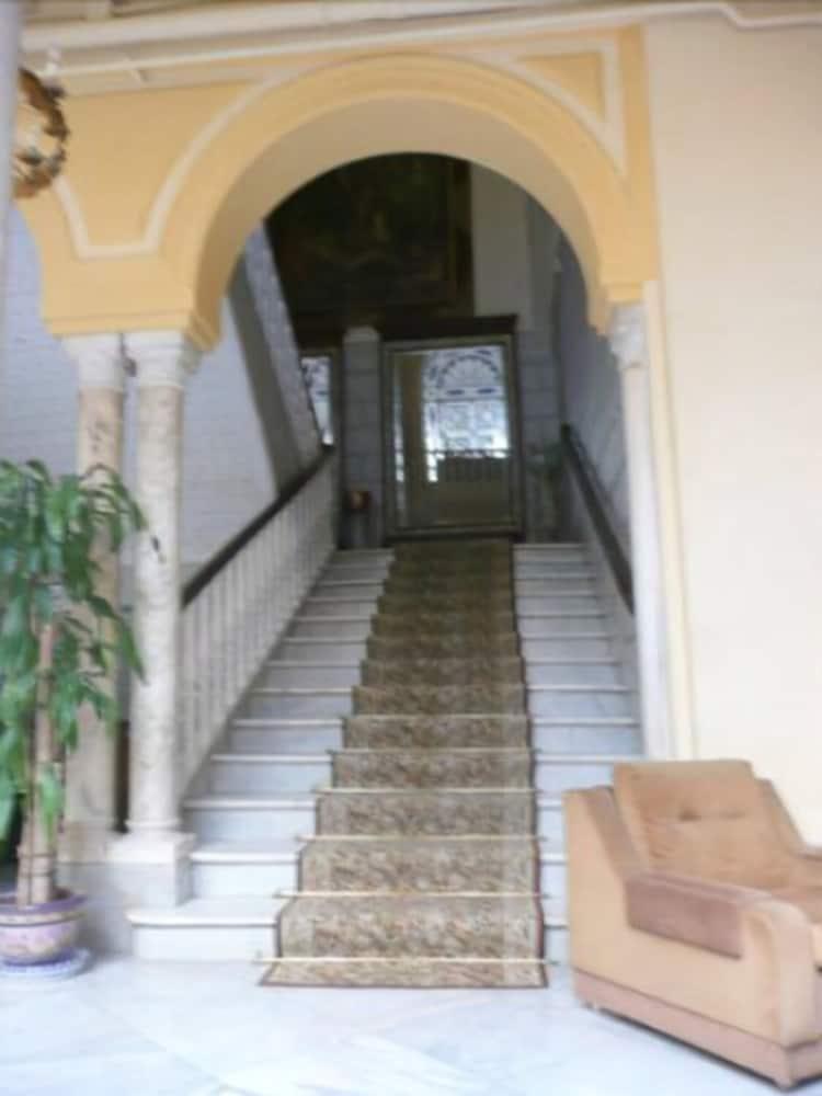 Simon Hotel *