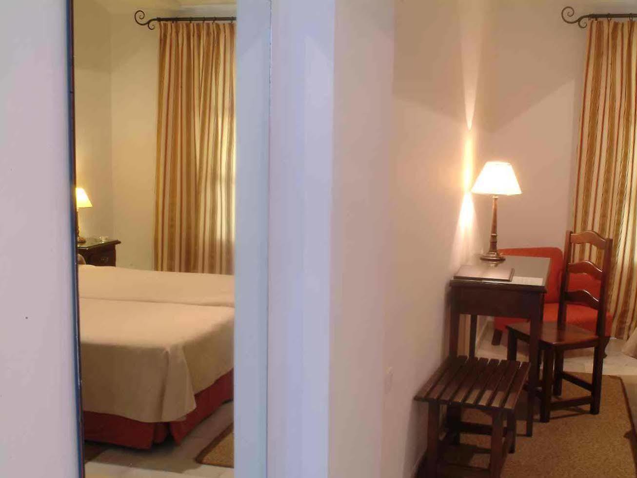 Simon Hotel *