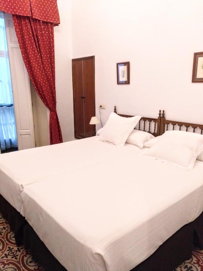 Simon Hotel *